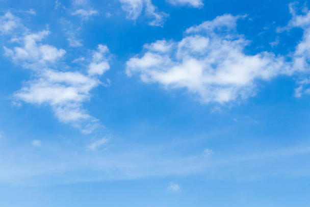 Чистое голубое небо цвета с белым фоном облака - Фото, изображение