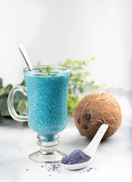 Маття голубой чай Чиа семенной пудинг, десерт со свежей мятой, кокосовое молоко и черника на светлом фоне Здоровый завтрак - Фото, изображение