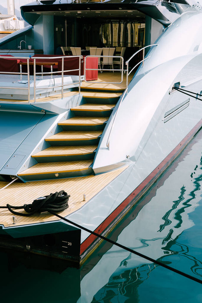 Seitenansicht eines Hecks Schleppnetzfischerei von schönen Motor weißen Jacht am Pier vertäut - Foto, Bild