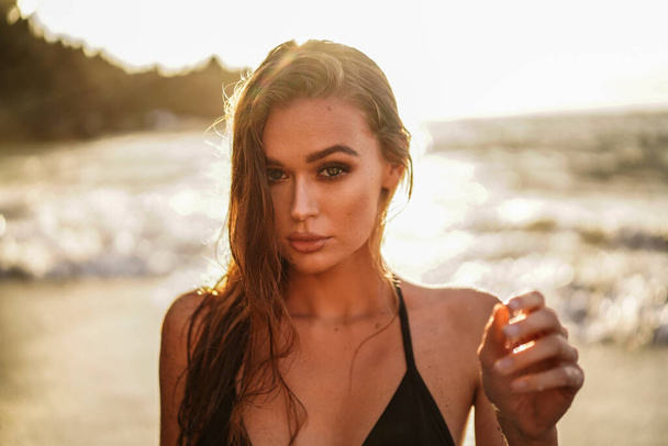 Beauty portrait of sexy girl on the beach, posing during sunset time. Beautiful Model Woman. Summer vibes and vacation concept - Foto, afbeelding