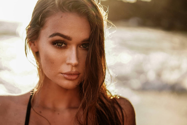 Beauty portrait of sexy girl on the beach, posing during sunset time. Beautiful Model Woman. Summer vibes and vacation concept - Foto, afbeelding
