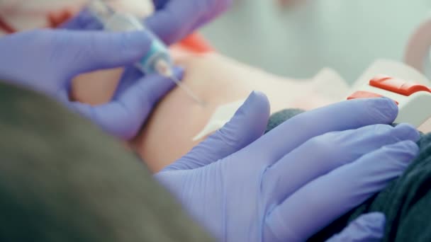 Labormitarbeiter in Schutzhandschuhen entnehmen Blutproben aus den Venen auf Antikörper gegen Viren und Gesundheitstests. Krankenschwester im Krankenhaus - Filmmaterial, Video