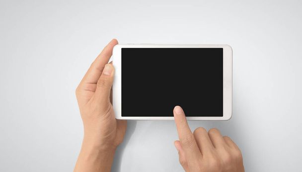 Handjes vasthouden tablet touch computer gadget met geïsoleerd scherm - Foto, afbeelding
