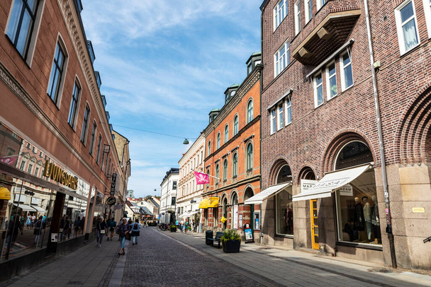 Lund, Švédsko - 30. srpna 2019: Nákupní ulice s restauracemi, obchody a lidmi v Lundu, Scania, Švédsko - Fotografie, Obrázek