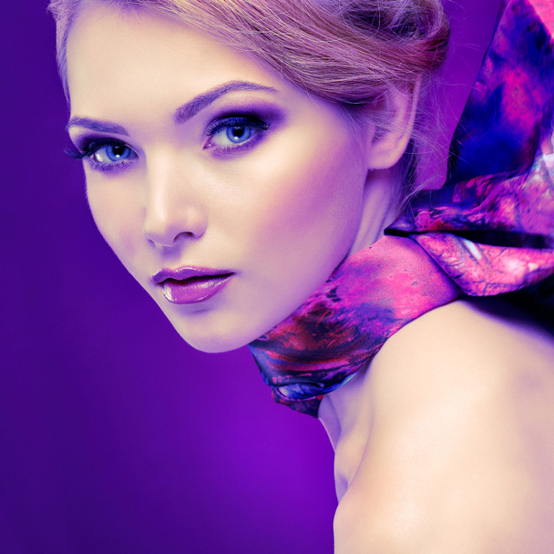 紫色の背景に美しい青い目を持つセクシーな若い女性のクローズ アップの肖像画 - 写真・画像