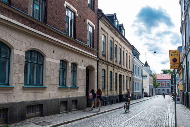 Lund, Suède - 30 août 2019 : Rue avec des personnes à vélo à Lund, Scania, Suède - Photo, image