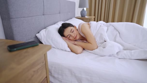 Fiatal nő alszik kényelmes ágyban - Felvétel, videó