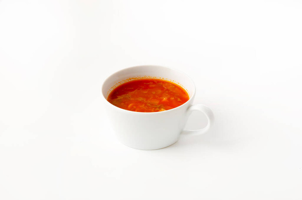 Sopa Minestrone en la taza sobre fondo blanco - Foto, Imagen