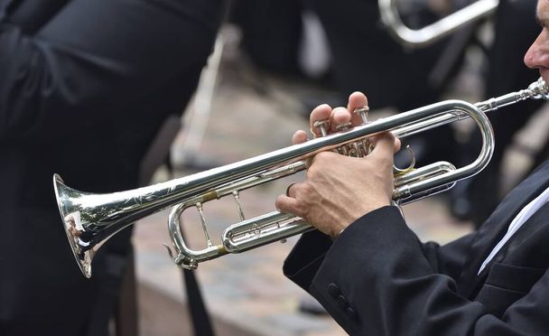 trombita egy zenész kezében egy klasszikus zenei koncerten  - Fotó, kép