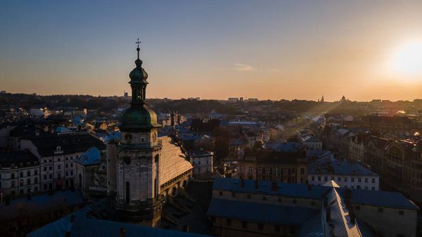 воздушный вид на закат над старым европейским городом. колокольня церкви. архитектура. Беспилотник - Фото, изображение
