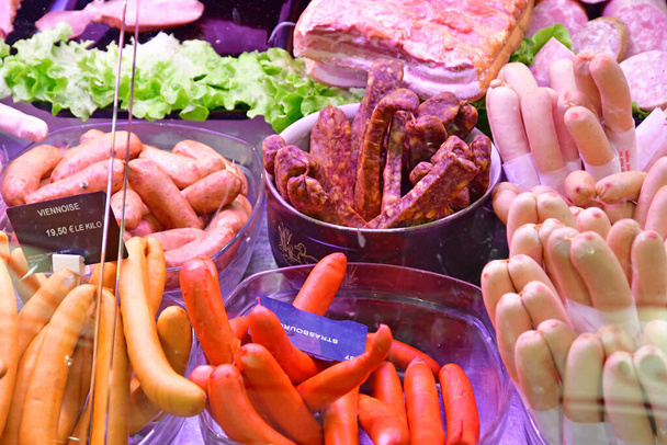 Versailles; Frankreich - 2. Februar 2021: gekochtes Fleisch auf dem Markt - Foto, Bild