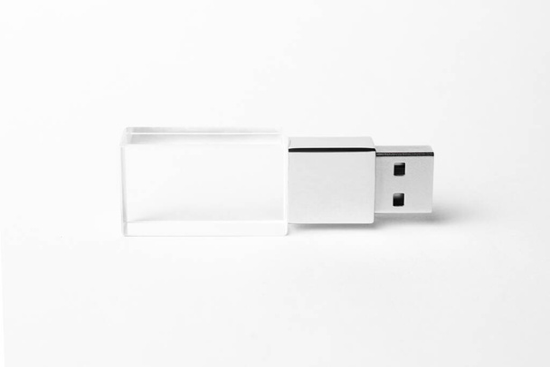 Стекло USB флэш-накопитель изолирован на сером фоне. Планировка. Высокое разрешение. Высокое качество фото - Фото, изображение