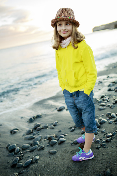 Kesäloma - Muotokuva ihana tyttö rannalla
 - Valokuva, kuva