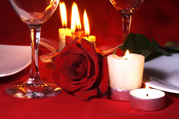 Arrangement de table de dîner romantique
 - Photo, image