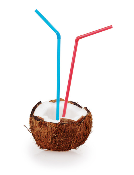 Кокосовый коктейль с голубыми и красными соломинками
 - Фото, изображение