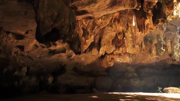 Jeskynní otvor do tropického lesa Sklon v Kampong Trach v Kambodži - Záběry, video
