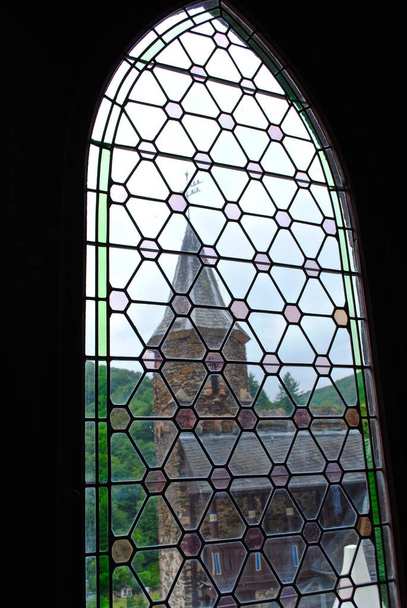 COCHEM, ALLEMAGNE : Vue de l'intérieur par la fenêtre jusqu'à une tour du château. Intérieur du château de Cochem (Reichsburg ou Burg Cochem), qui est un château en Rhénanie-Palatinat sur la Moselle. - Photo, image