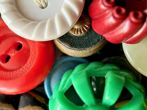 Wielokolorowe antyczne lub vintage przyciski do szycia: Celluloid Buttons, Bakelite Buttons, Lucite Buttons, Ivory roślinne, metal, Chiny, szkło i matka perły.  - Zdjęcie, obraz