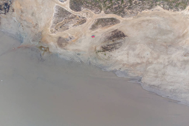 Ξηρασία της λίμνης ως αποτέλεσμα των κλιματικών αλλαγών - εκβολές Kuyalnitsky. Ο αμμώδης βυθός μιας αποξηραμένης λίμνης. Θέα από το ελικόπτερο - Φωτογραφία, εικόνα