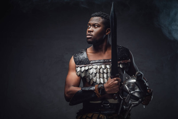 Antiguo gladiador negro con espada - Foto, imagen