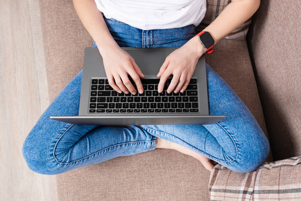 Žena pracující na laptopu v moderním vesmíru. Horní pohled. Domácí kancelář nebo on-line vzdělávání koncept. neosobní koncept - Fotografie, Obrázek
