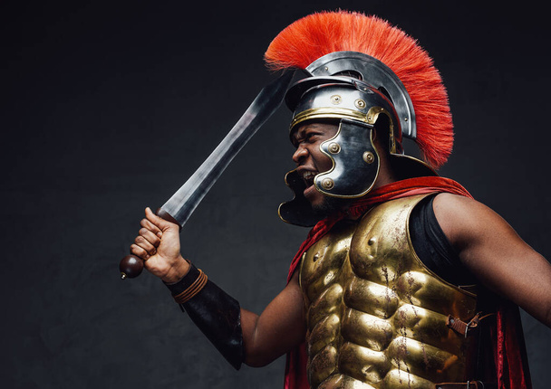 Guerrier romain furieux et offensant avec épée - Photo, image