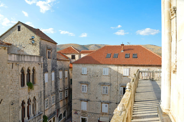 Trogir, Kroatien, 29.08.2017. Historische Gebäude in einer mittelalterlichen kroatischen Stadt. - Foto, Bild