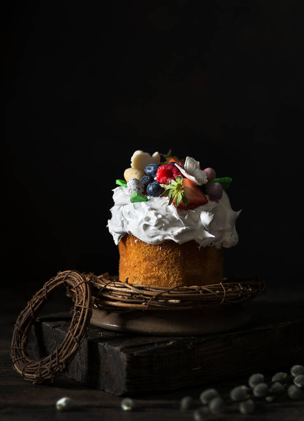 easter cake on a dark background - Foto, Imagem
