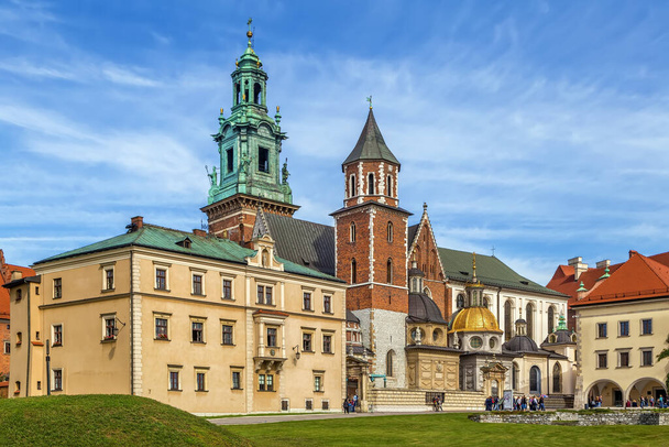 Cathédrale Royale Basilique des Saints Stanislas et Venceslas sur la colline de Wawel également connue sous le nom de cathédrale de Wawel à Cracovie, Pologne - Photo, image