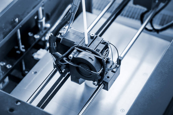 3D-tulostimen painamat objektit. Automaattinen kolmiulotteinen 3D-tulostin suorittaa - Valokuva, kuva