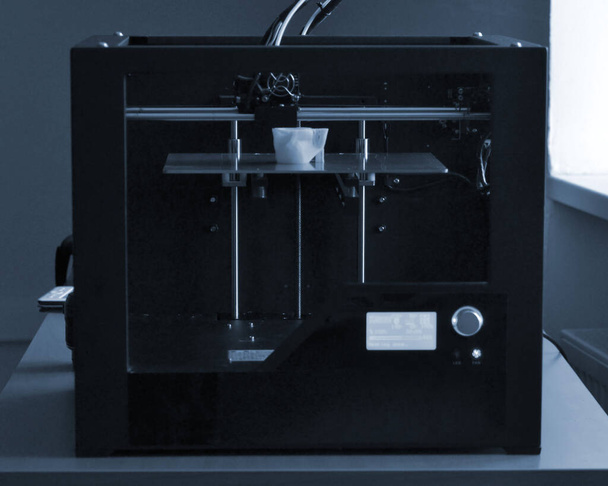 Objecten afgedrukt door 3d printer. Automatische driedimensionale 3D-printer presteert - Foto, afbeelding