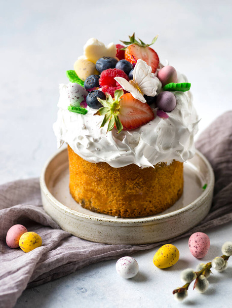 easter cake decorated with berries - Foto, Imagem