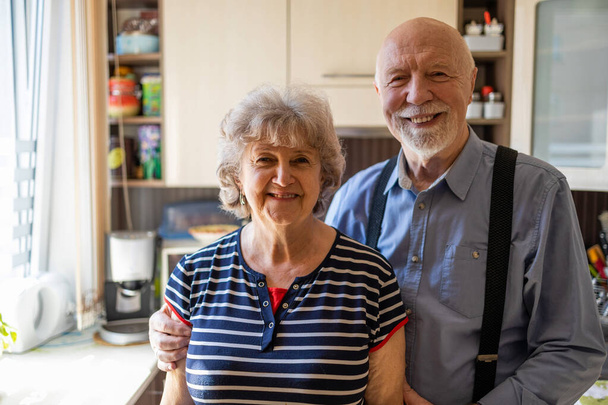 Ζευγάρι ηλικιωμένων μαζί στην κουζίνα τους στο σπίτι - Φωτογραφία, εικόνα