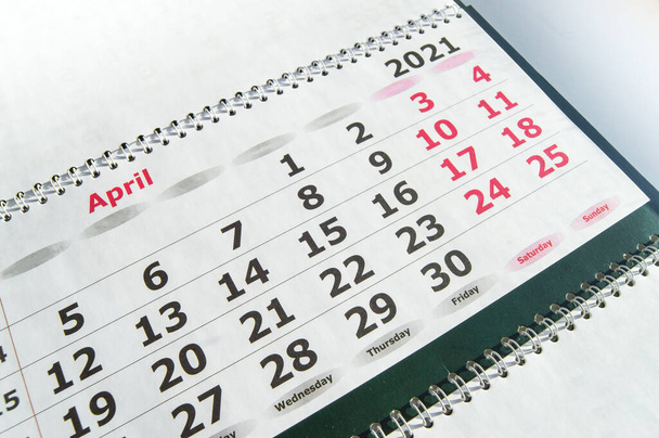 abril 2021 planificador de calendario de papel con espiral, primer plano. - Foto, imagen