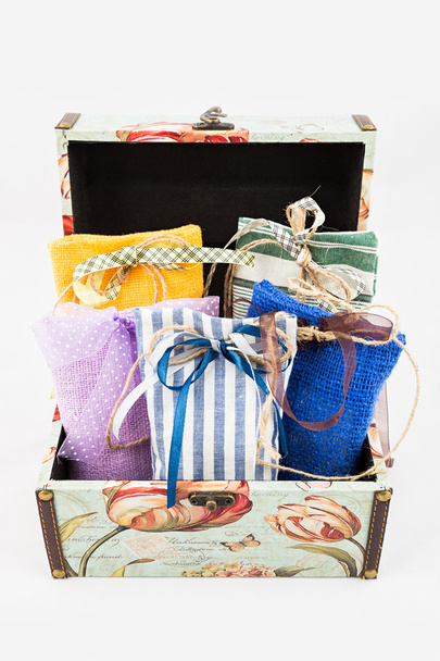 Caja de regalo con bolsas textiles decorativas
 - Foto, imagen