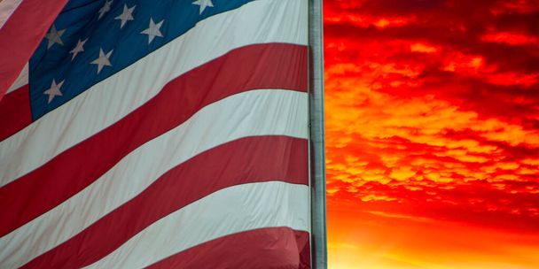 Coucher de soleil sur le drapeau américain, États-Unis. - Photo, image