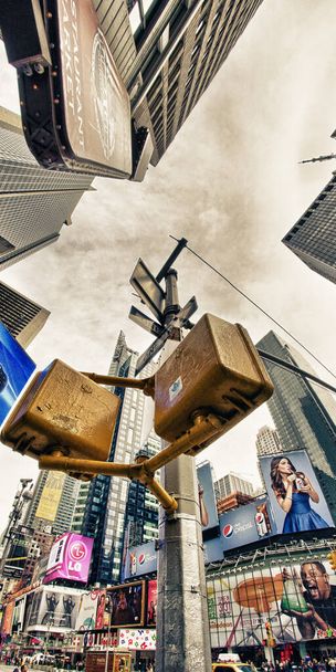 NEW YORK CITY - 2. MÄRZ: Riesige Wolkenkratzer dominieren die Straßen der Stadt, 2. März 2012 in New York City. New York ist nach Hongkong die zweitgrößte Stadt der Welt mit den meisten Wolkenkratzern - Foto, Bild