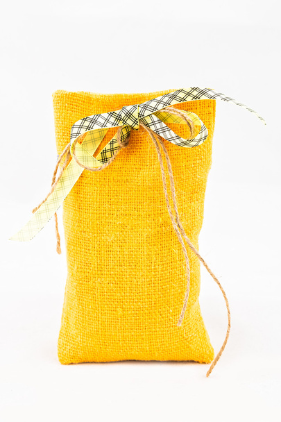 Bolso sobre textil decorativo
 - Foto, imagen