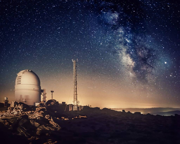 Yıldızlı bir gecede Samanyolu 'nu araştıran astronomik gözlemevi kubbesi - Fotoğraf, Görsel
