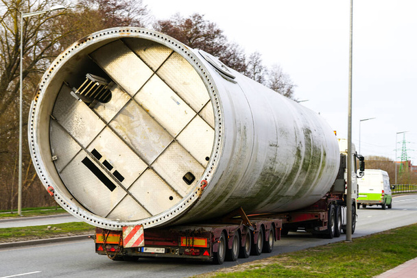 transporte de mercancías voluminosas en una carretera de tráfico con un remolque de servicio pesado - Foto, imagen