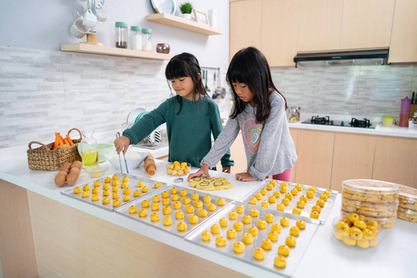 two little girl making nastar tart cake together - Fotografie, Obrázek