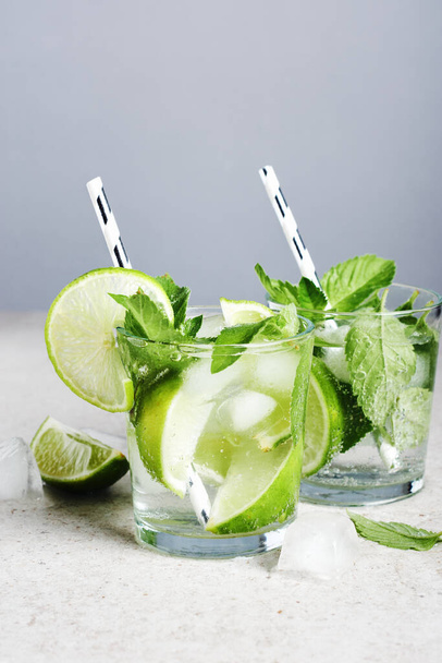 Boisson rafraîchissante au citron vert, menthe et glace, cocktail mojito. - Photo, image