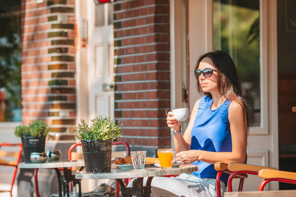 Mujer teniendo breakfastin al aire libre restaraunt - Foto, imagen
