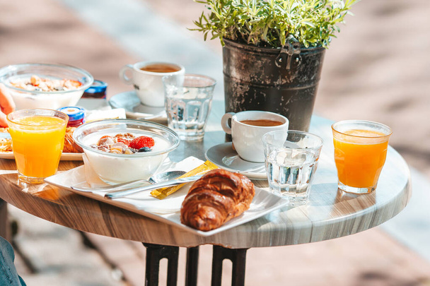 Tuore ja herkullinen aamiainen ulkona kahvilassa Euroopan kaupungissa - Valokuva, kuva