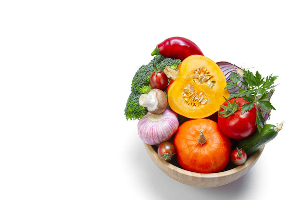 Conjunto de verduras frescas en un tazón de madera de cerca. Sobre un fondo blanco aislado. Concepto de comida saludable. Copiar espacio. - Foto, Imagen