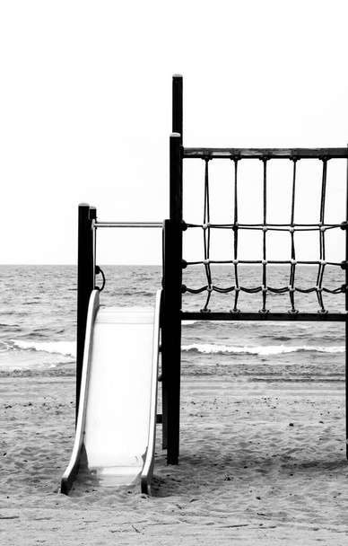 Absztrakt szerkezet swing a strandon Spanyolország fekete-fehér - Fotó, kép