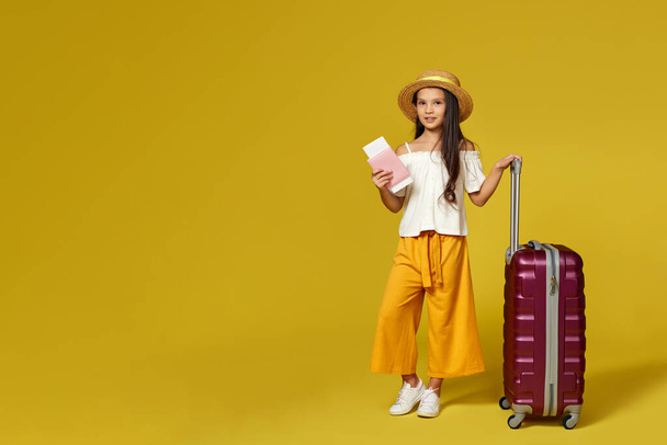 Happy little child girl in hat with pink suitcase - Φωτογραφία, εικόνα