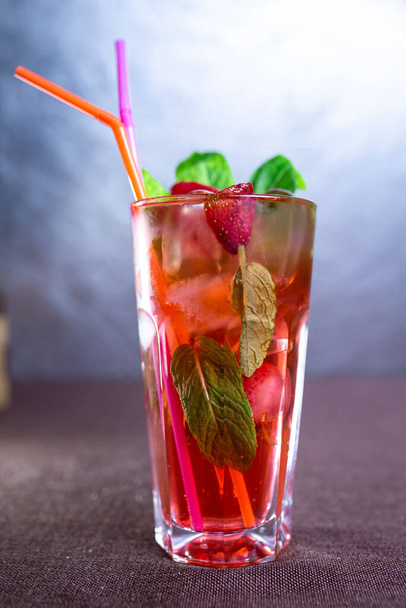 strawberry lemonade with mint and ice in a glass. - Foto, afbeelding