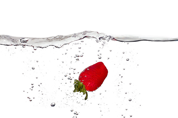 friss strawberrie vízben elszigetelt fehér background - Fotó, kép