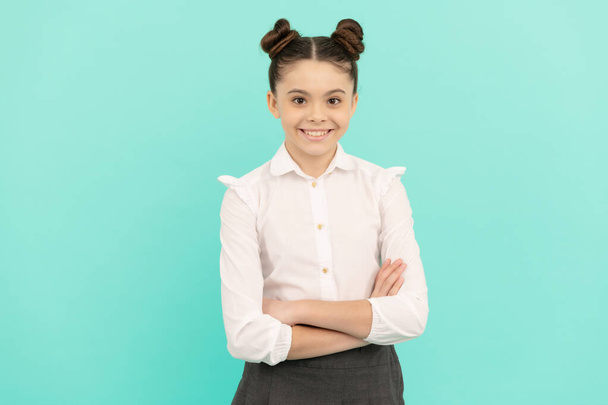Zelfverzekerde tiener meisje leerling gelukkig glimlach houden armen gekruist blauwe achtergrond, vertrouwen. - Foto, afbeelding
